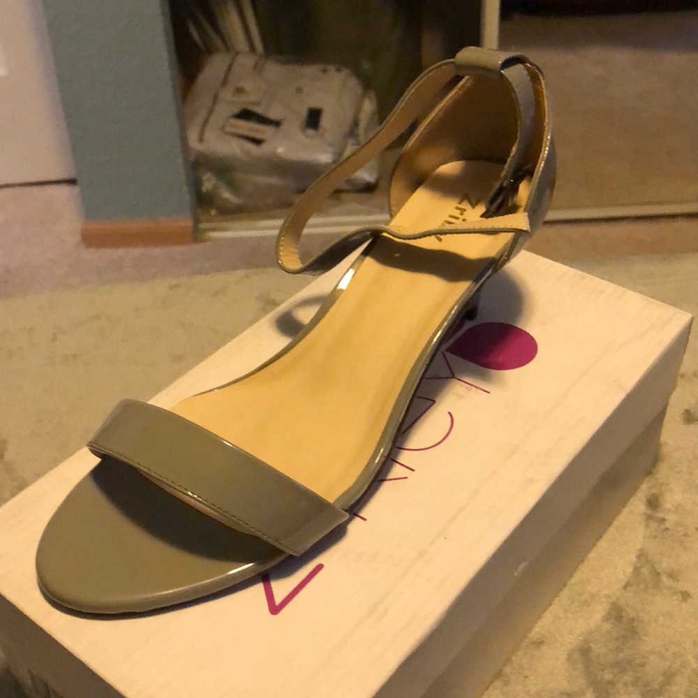 Z Riey’s low heeled grey open toed shoes